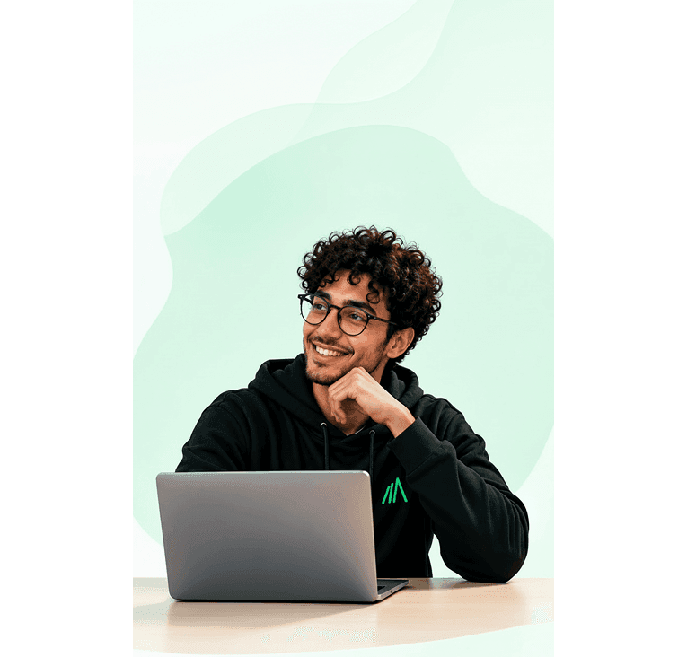 Eine Lernende der ALA Academy lächelt, während sie an ihrem Laptop arbeitet