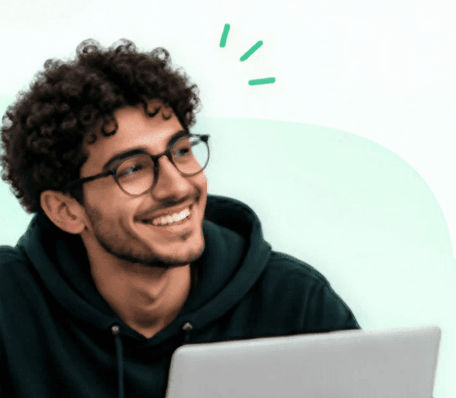 Ein Lernender der ALA Academy konzentriert sich auf seinen Laptop